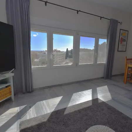 Spacious Family & Pool Walk To Villa