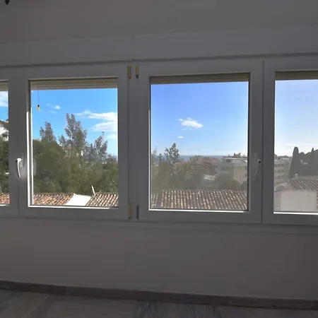 Spacious Family & Pool Walk To Villa