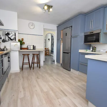 Spacious Family & Pool Walk To Villa *