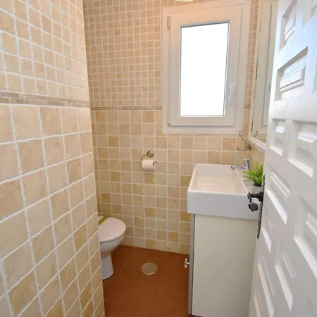 Spacious Family & Pool Walk To