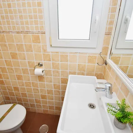 Spacious Family & Pool Walk To *