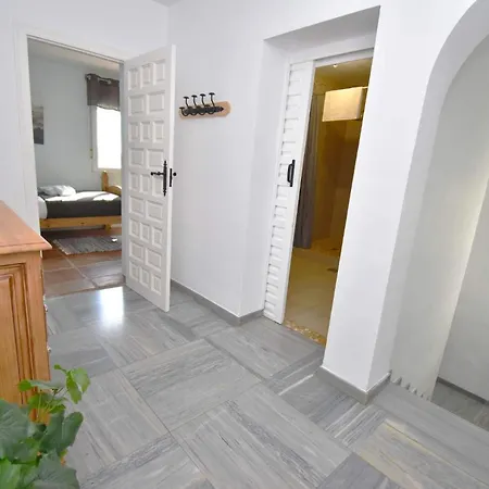 Spacious Family & Pool Walk To