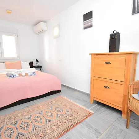 Spacious Family & Pool Walk To Villa