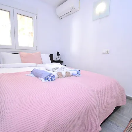 Spacious Family & Pool Walk To