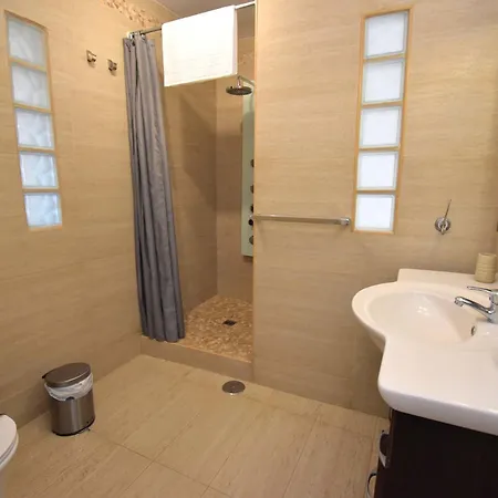 Villa Spacious Family & Pool Walk To *