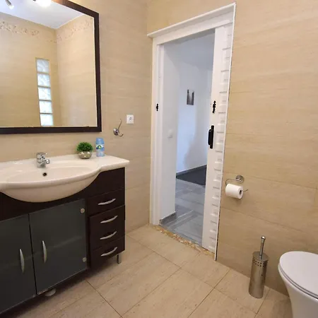 Spacious Family & Pool Walk To Villa