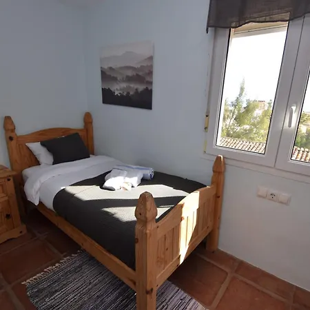 Spacious Family & Pool Walk To