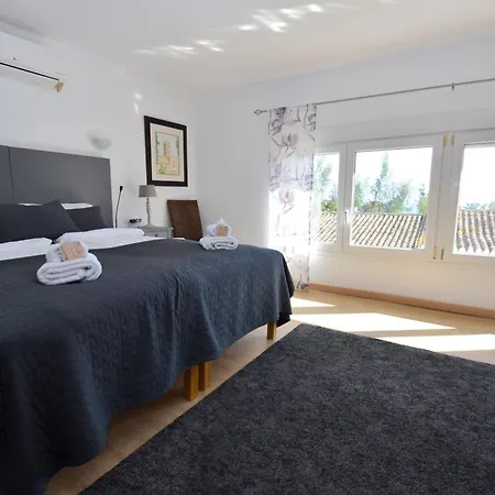 Spacious Family & Pool Walk To