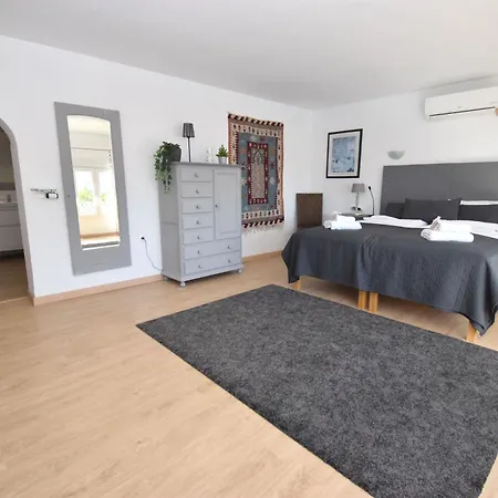 Spacious Family & Pool Walk To Villa