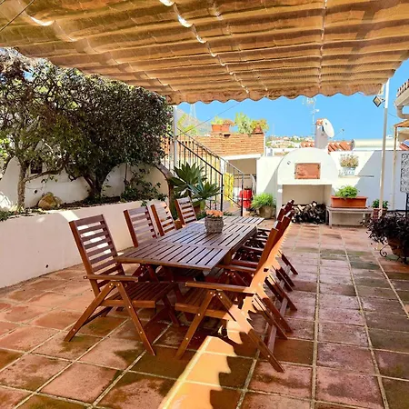 Spacious Family & Pool Walk To