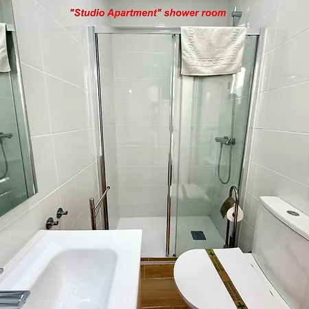 Spacious Family & Pool Walk To Villa